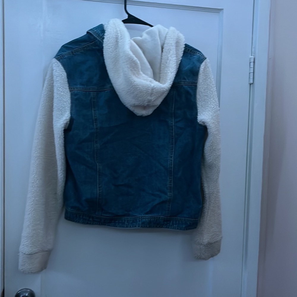 Jean jacket with white sleeves and white hoodie - Picture 2 of 4